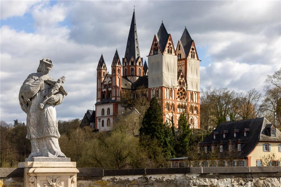 Das Bistum Limburg erstreckt sich über Teile von Hessen und Rheinland-Pfalz und umfasst das Frankfurter Stadtgebiet. Religiöser Mittelpunkt ist der Limburger Dom. (Archivfoto)Christian Lademann/dpa