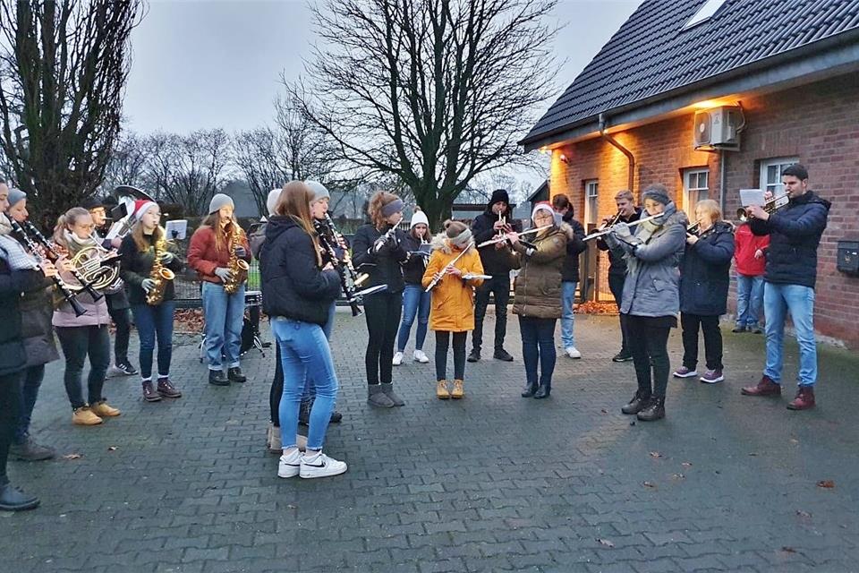 Das Blasorchester der Erler Jäger spielte an Heiligabend Weihnachtslieder.