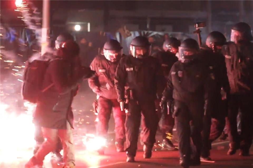 Das Böllern an Silvester kann auch für Polizisten zur Gefahr werden. (Archivbild)Julius Schreiner/dpa