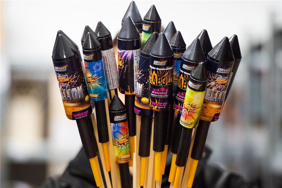 Das Böllerverbot zu Silvester wurde vom OVG vorerst gekippt (Archivbild).Christophe Gateau/dpa