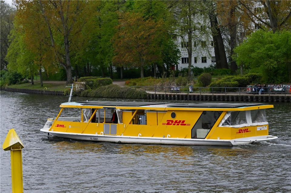 Das Boot ist knapp 20 Meter lang und fünf Meter breit.Jens Kalaene/dpa