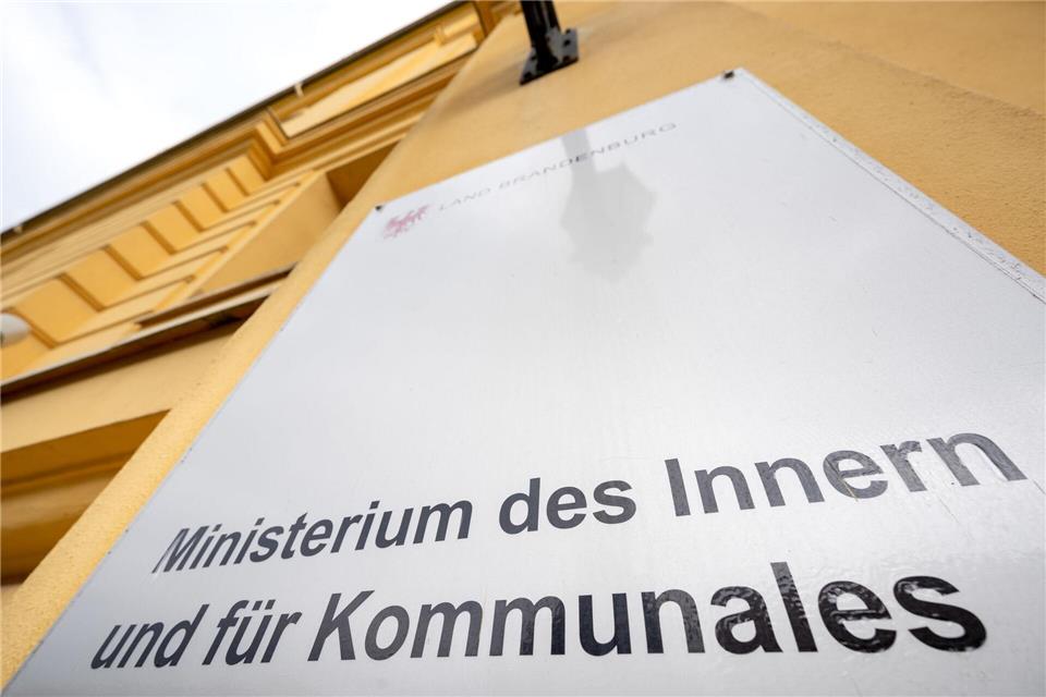 Das Brandenburger Innenministerium äußert sich zu der Förderung der AfD-nahen Erasmus-Stiftung. (Archivbild)Soeren Stache/dpa