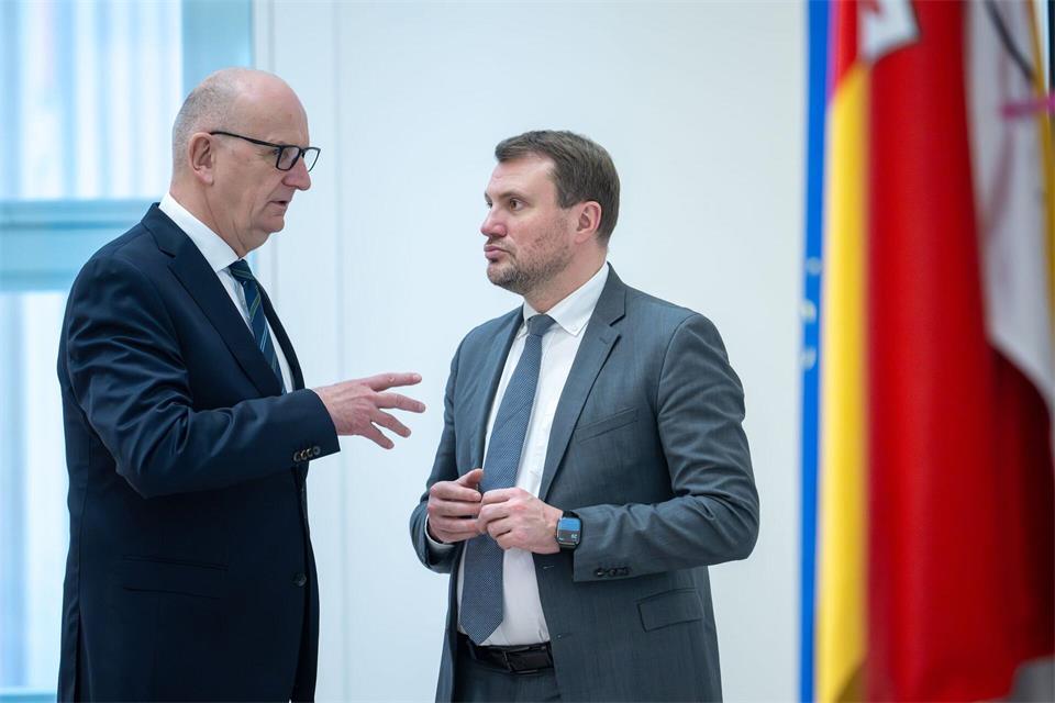 Das Brandenburger Kabinett unter Ministerpräsident Dietmar Woidke (SPD) berät über den Entwurf des Doppelhaushalts für 2027 und 2028. (Archivbild)Soeren Stache/dpa
