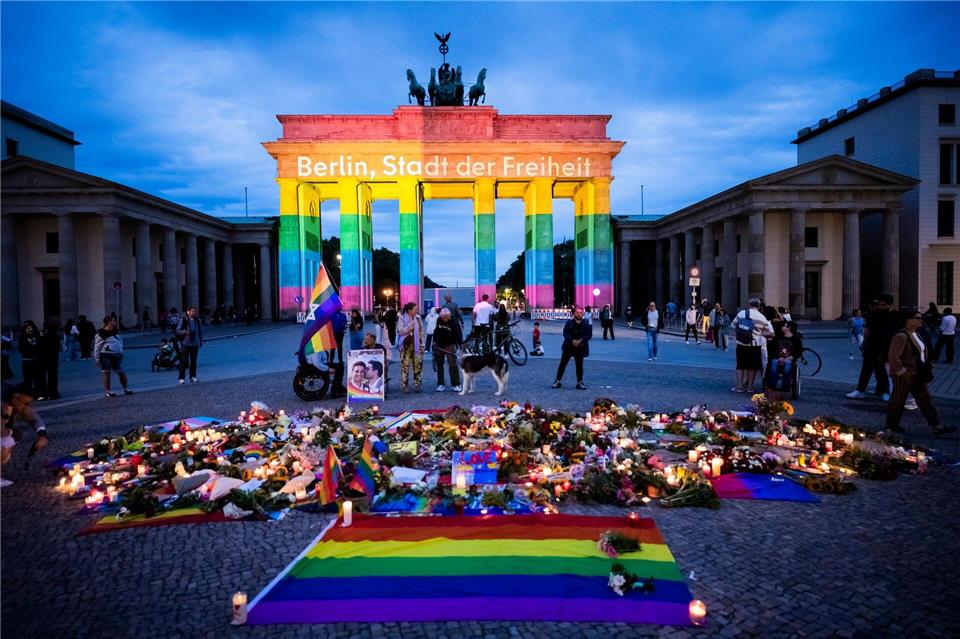 Das Brandenburger Tor erstrahlt in den Regenbogenfarben - als Symbol für Vielfalt und Toleranz.Christoph Soeder/dpa