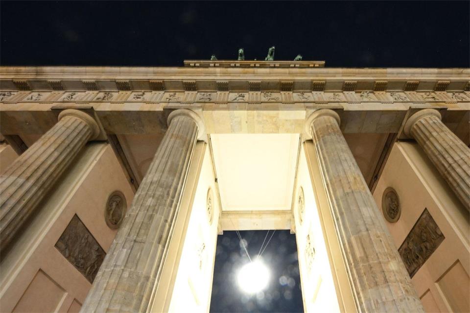 Das Brandenburger Tor hat eine neue Leuchte.Britta Pedersen/dpa