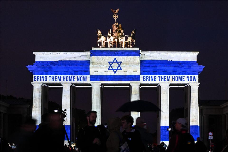 Das Brandenburger Tor ist in den Farben der israelischen Flagge angestrahlt. Britta Pedersen/dpa