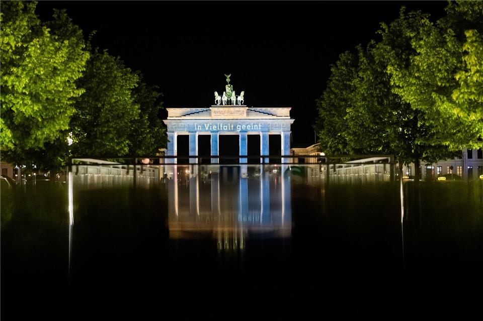 Das Brandenburger Tor wird anlässlich des Europa-Tags der Europäischen Union in den Farben der europäischen Flagge sowie mit dem Schriftzug „In Vielfalt vereint“ illuminiert.Christoph Soeder/dpa