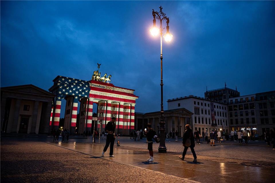 Das Brandenburger Tor wird zum 250. Jahrestag der amerikanischen Unabhängigkeit in den Farben der Vereinigten Staaten von Amerika angestrahlt.Fabian Sommer/dpa