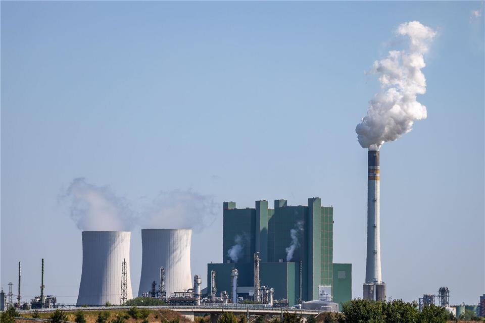 Das Braunkohlekraftwerk Schkopau könnte nach einer geplanten Änderung der Kraftwerksstrategie des Bundes bessere Chancen auf eine Umrüstung auf Erdgas erhalten. (Archivbild) Jan Woitas/dpa