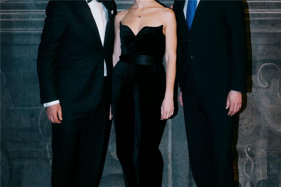 Das Brautpaar strahlt bei der Trauung im Tübinger RathausAlwin Maigler/Team Cem Özdemir /dpa