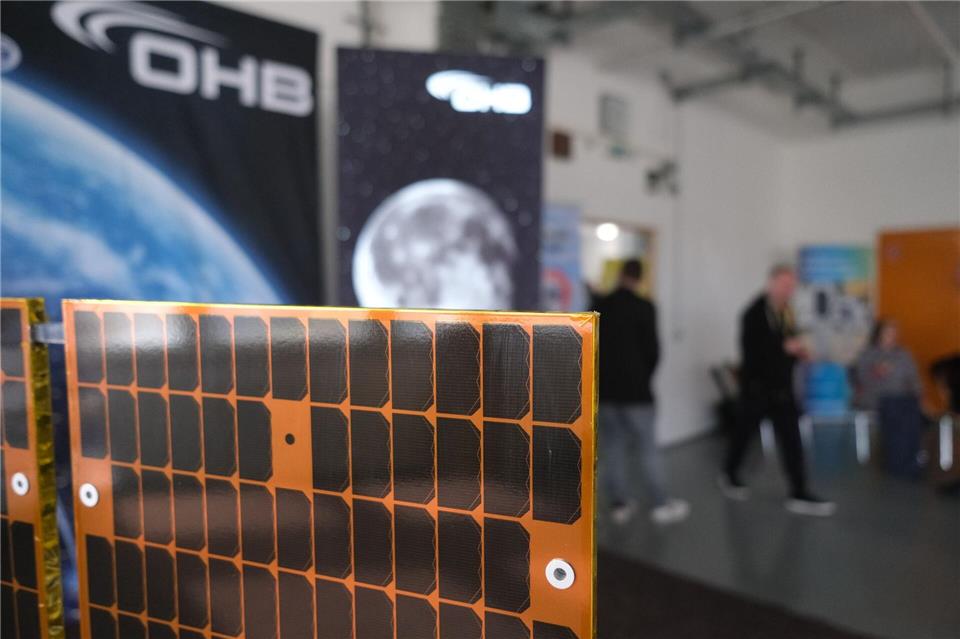 Raumfahrtfirma OHB baut künftig Satellitenteile in Sachsen  Das Bremer Raumfahrtunternehmen OHB baut eine neue Fertigung in Sachsen auf. Dazu übernimmt es zum Jahreswechsel den Standort des Elektronikherstellers Technisat im Vogtland.Sebastian Willnow/dpa