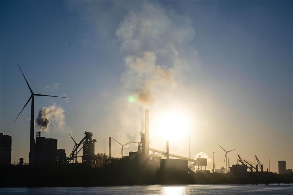 Das Bremer Stahlwerk verursacht viele CO2-Emissionen. Beim Erreichen der Klimaziele spielt es eine wichtige Rolle. (Archivbild) Sina Schuldt/dpa