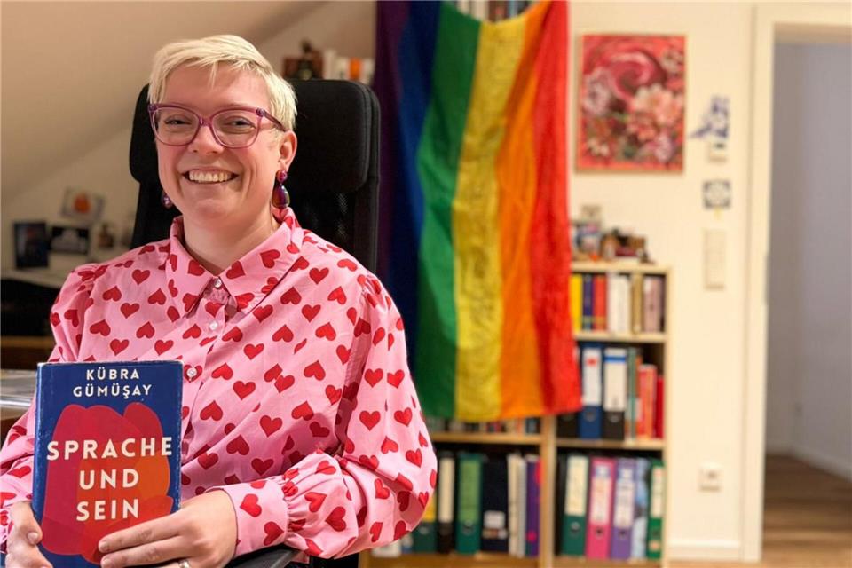 Das Buch „Sprache und Sein“ von Kübra Gümüşay hat Johanna Langela beim Thema geschlechtergerechte Sprache sehr beeinflusst.