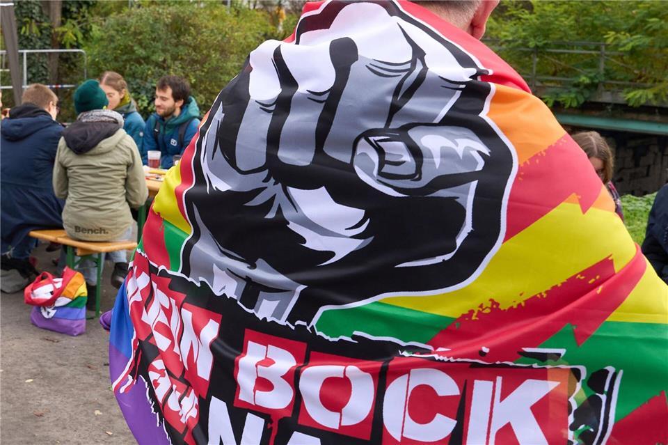 Das Bündnis „Buntes Bingen“ demonstrierte unter anderem mit Regenbogenfahnen gegen die AfD.Thomas Frey/dpa