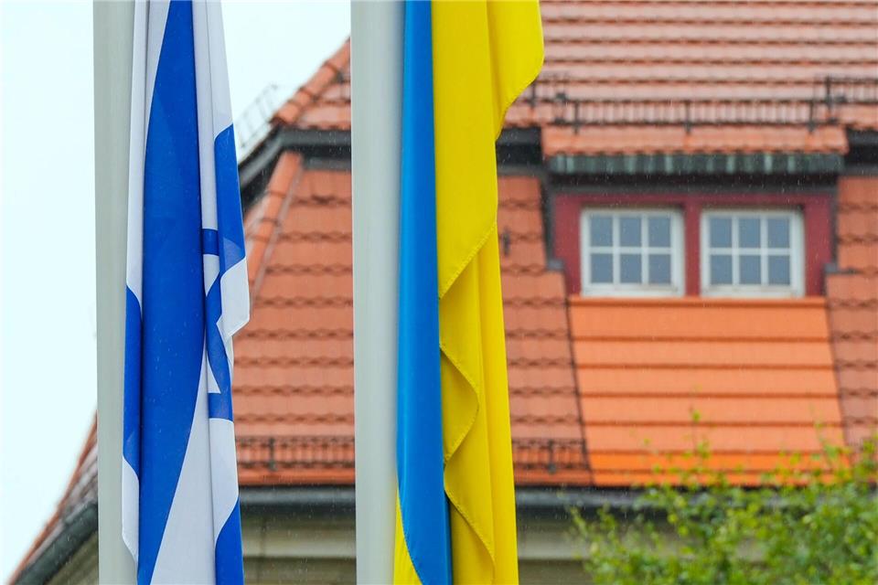 Das Bündnis Sahra Wagenknecht (BSW) im Brandenburger Landtag kritisiert die Dauerbeflaggung an der Staatskanzlei in Potsdam aus Solidarität mit Israel und der Ukraine.Soeren Stache/dpa