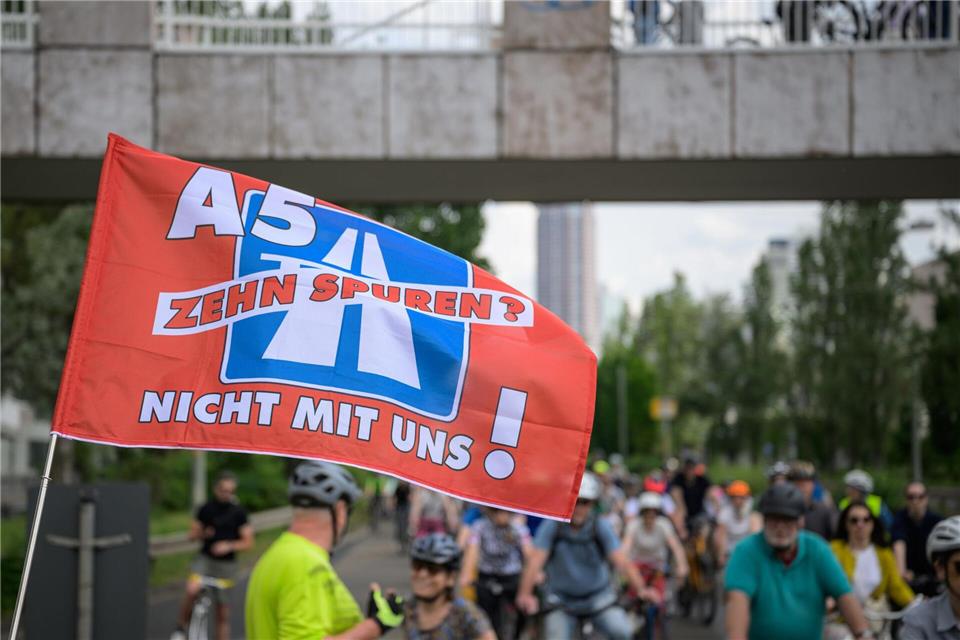 Das Bündnis „Stopp A5-Ausbau“ fordert eine klare Absage an den geplanten zehnspurigen Ausbau der A5. Hannes P. Albert/dpa