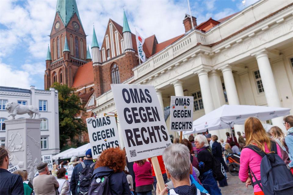 Das Bündnis „Zusammen bewegen“ hatte die Kundgebung organisiert.Jens Büttner/dpa
