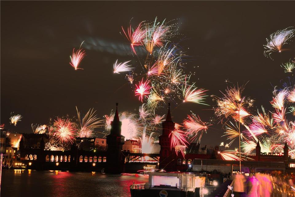 Das Bündnis #böllerciao setzt sich für ein bundesweites Verbot privater Silvesterböller und -raketen ein. Das Aus für das Feuerwerk an Silvester? (Symbolfoto) Paul Zinken/dpa