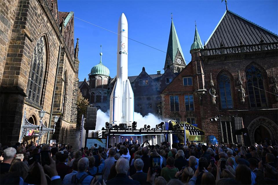 Das Bürgerfest begann mit einem symbolischen Raketenstart. Sina Schuldt/dpa