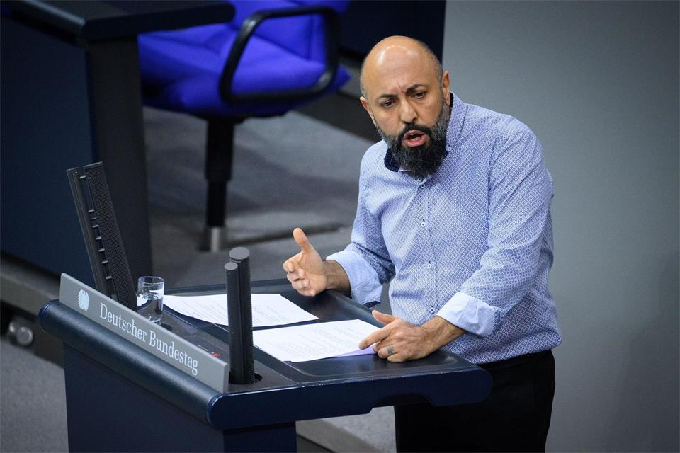 Das Büro des Bundestagsabgeordneten Ferat Koçak sagt, der falsche Bundestagsausweis sei eine Requisite für ein Internetvideo gewesen. (Archivbild)Bernd von Jutrczenka/dpa