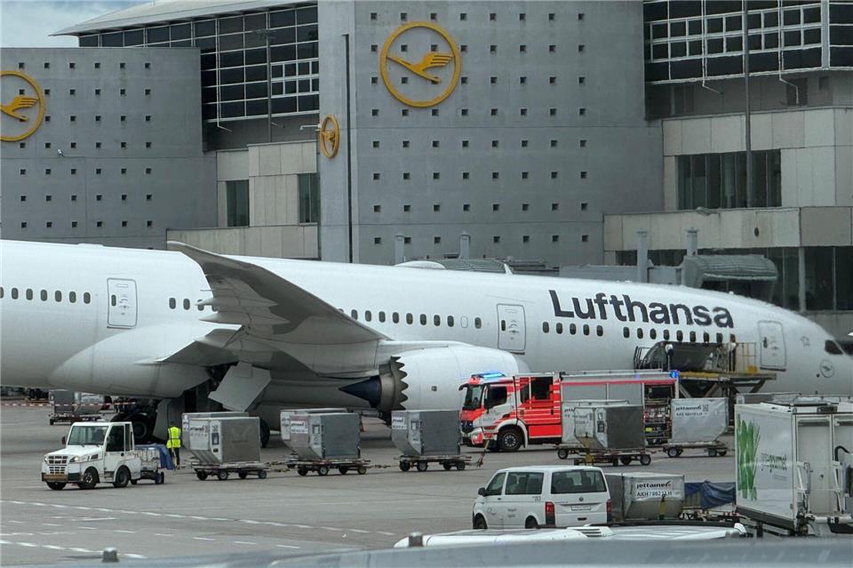 Das Bugfahrwerk eines Lufthansa-Dreamliners knickte vor dem Terminal ein. Mike Seeboth/dpa