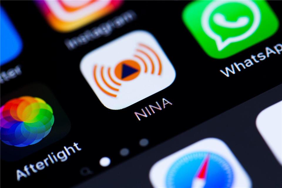Das Bundesamt für Bevölkerungsschutz und Katastrophenhilfe rief die Menschen im betroffenen Gebiet unter anderem über Warn-Apps auf, Fenster und Türen geschlossen zu halten. (Symbolbild)Rolf Vennenbernd/dpa