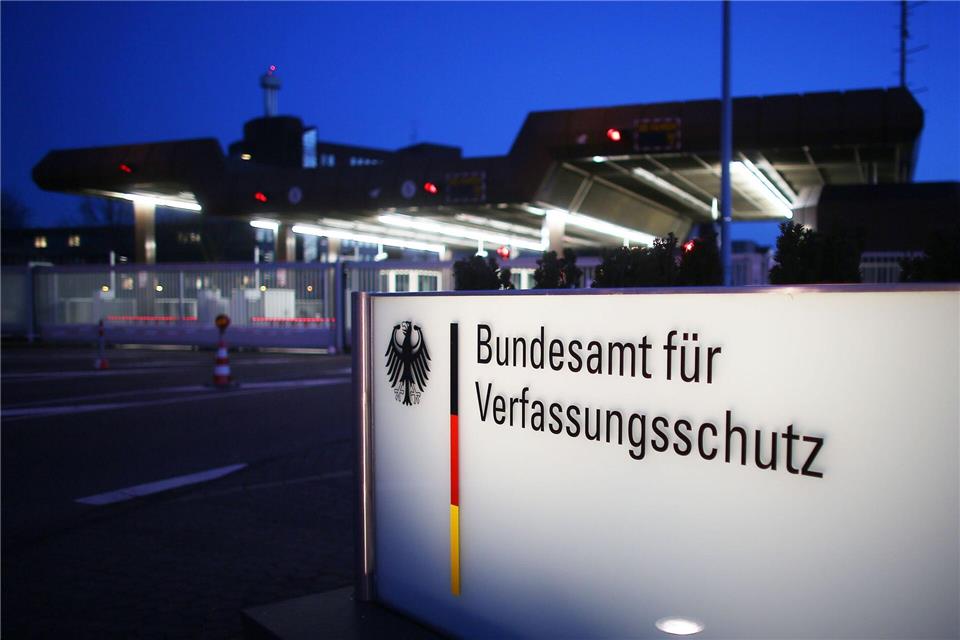 Das Bundesamt für Verfassungsschutz gibt in unregelmäßigen Abständen aktuelle Sicherheitshinweise an Wirtschaftsverbände. (Symbolbild)Oliver Berg/dpa
