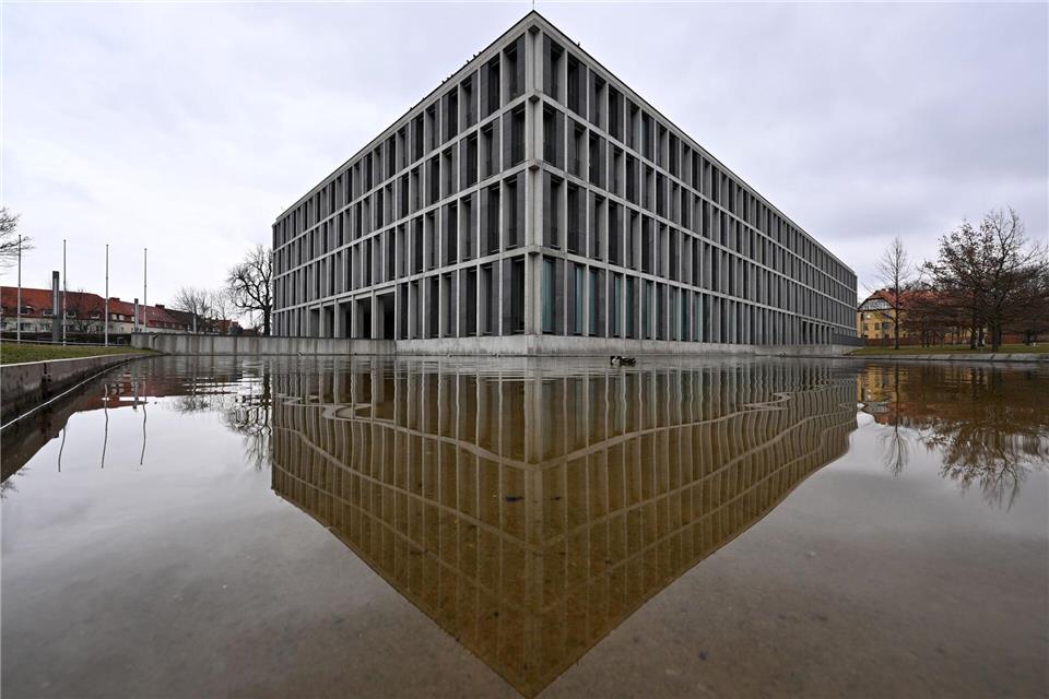 Das Bundesarbeitsgericht hat bereits in mehreren Grundsatzurteilen zum Tragen eines Kopftuchs am Arbeitsplatz entschieden. (Archivbild)Martin Schutt/dpa