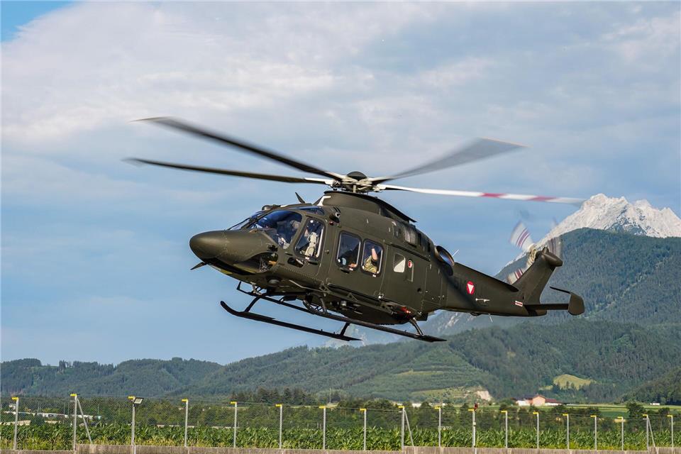 Das Bundesheer stellte zwei Helikopter zur Verfügung.Hansjoerg Raggl/MILITÄRKOMMANDO TIROL/APA/dpa