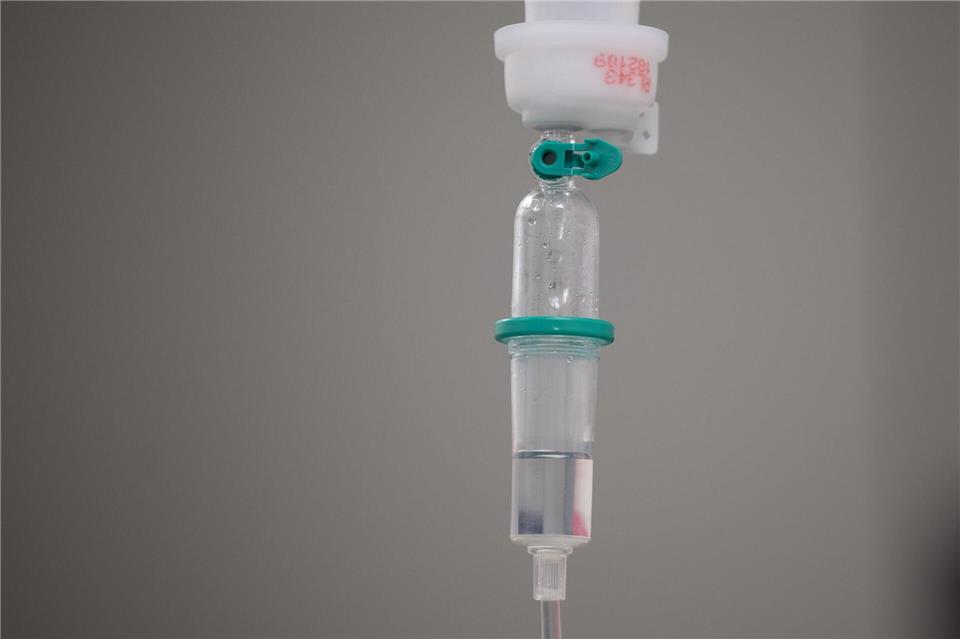 Das Bundesinstitut für Arzneimittel und Medizinprodukte warnt vor sogenannten Drip-Spa-Infusionen. Dabei werden dem Körper Vitamine und Mineralstoffe hoch konzentriert zugeführt. Der Nutzen ist aber nicht wissenschaftlich belegt. (Archivbild)Sebastian Gollnow/dpa