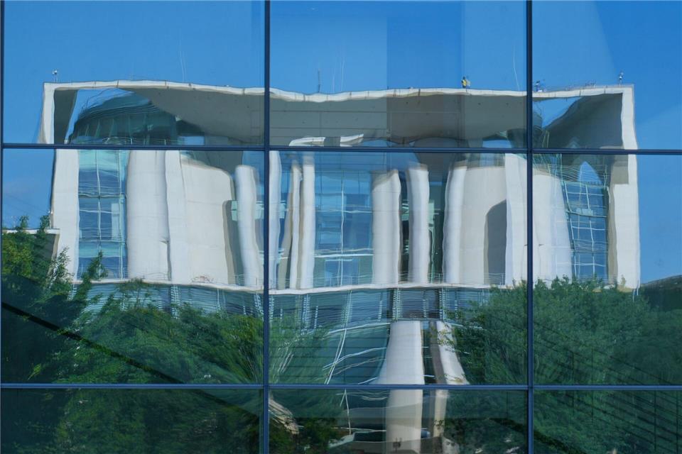 Protest gegen Wehrpflicht - Bundestags-Kita beschmiert Das Bundeskanzleramt spiegelt sich in der gläsernen Fassade des Paul-Löbe-Hauses. (Archivbild) Soeren Stache/dpa