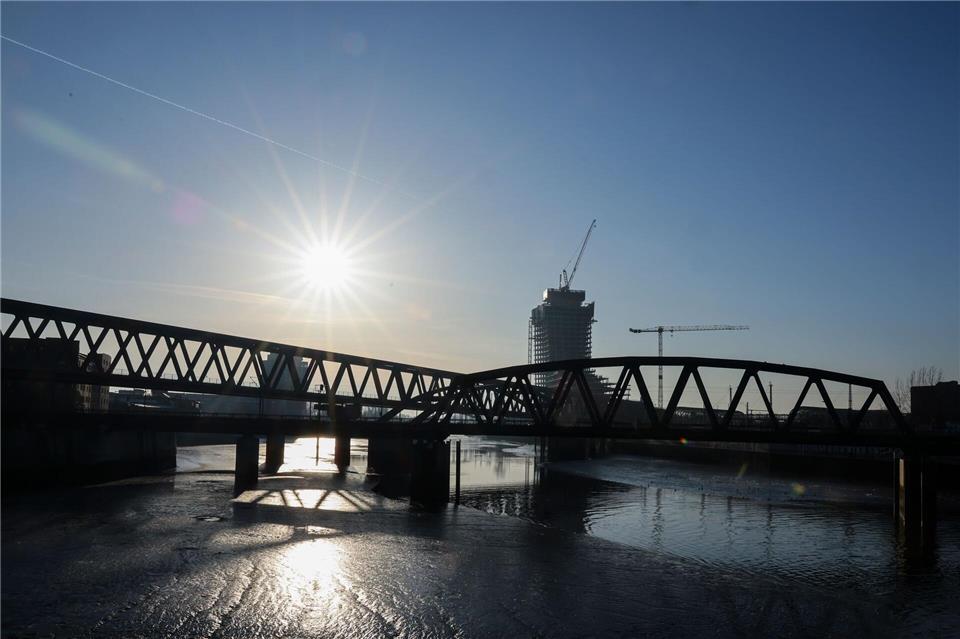 Das Bundeskartellamt hat der Gründung eines Gemeinschaftsunternehmens zugestimmt, an dem neben Roßmann der Hamburger Immobilienentwickler Dieter Becken, der Milliardär Klaus-Michael Kühne, die Signal Iduna Versicherung sowie das Bauunternehmen Adolf Lupp beteiligt sind. Christian Charisius/dpa