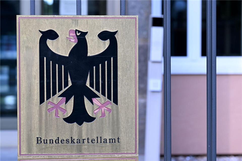 Teurer Osten, billiger Westen: Tankpreise unterscheiden sich Das Bundeskartellamt hat die Preisänderungen der rund 15.000 Tankstellen in Deutschland im Blick. (Archivbild)Wolf von Dewitz/dpa