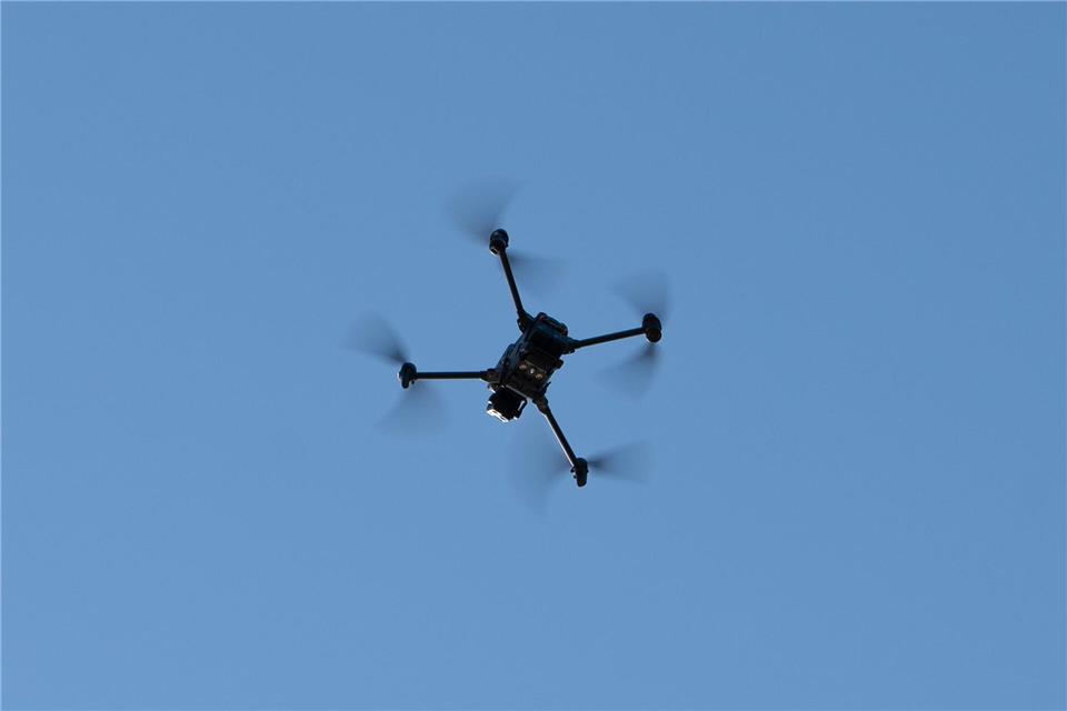 Das Bundeskriminalamt (BKA) registriert seit Januar 2025 immer wieder verdächtige Drohnensichtungen in Deutschland. (Symbolbild)Helena Dolderer/dpa