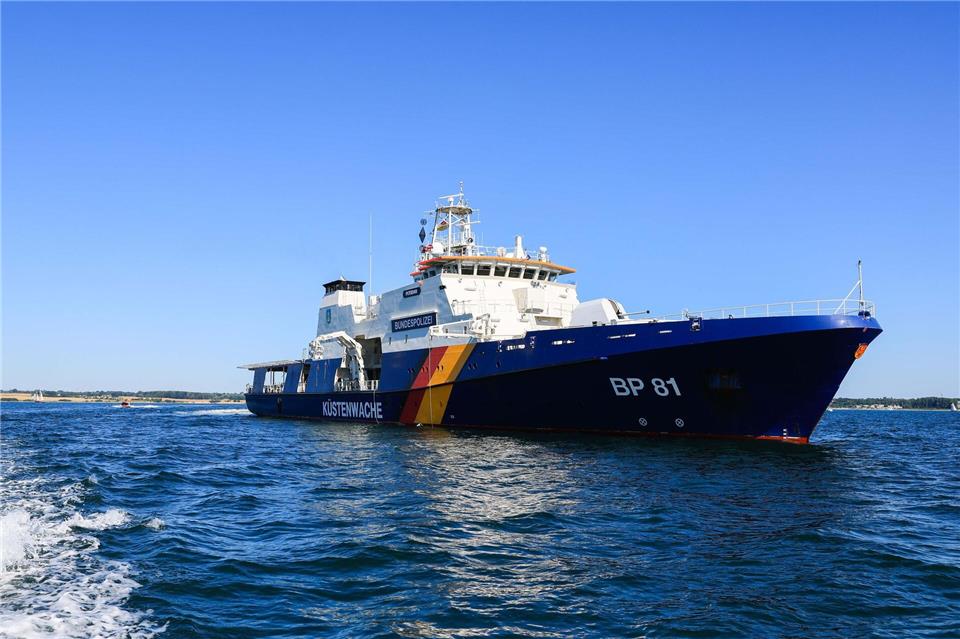 Das Bundespolizeischiff „Potsdam“ ist einen Fischkutter mit einem schwer verletzten Besatzungsmitglied zu Hilfe gekommen. (Archivbild)Christian Charisius/dpa