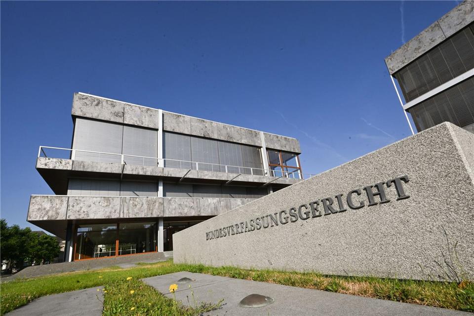 Das Bundesverfassungsgericht in Karlsruhe genießt laut eine Studie auch in der hessischen Bevölkerung hohes Ansehen. (Archivbild)Bernd Weißbrod/dpa