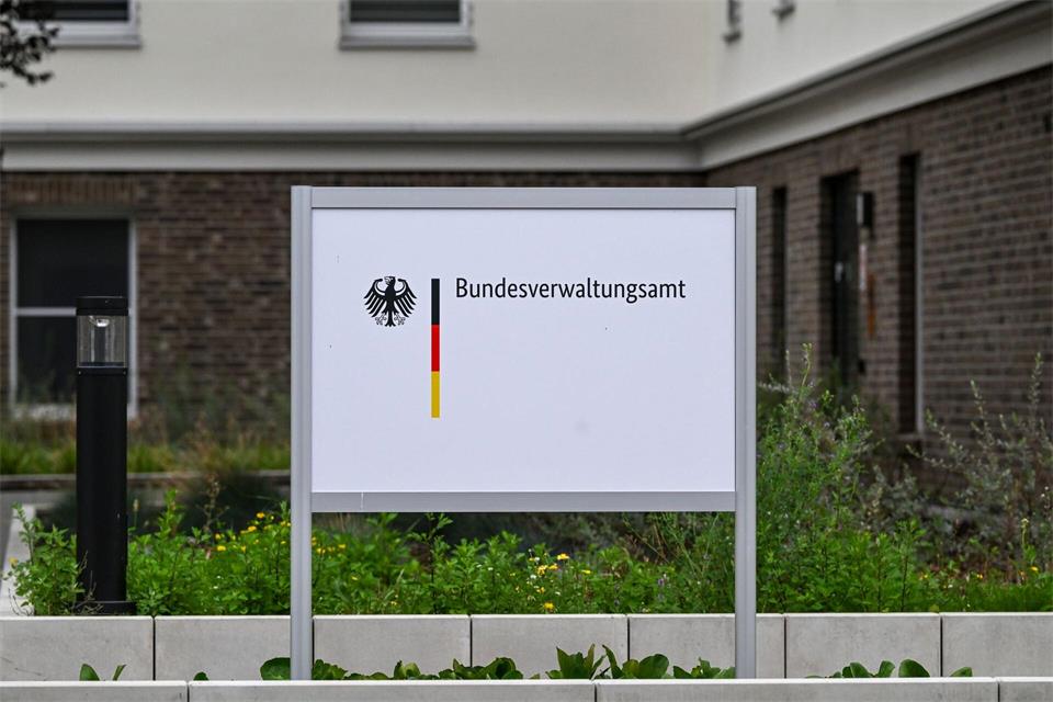 Das Bundesverwaltungsamt. Hier eine Außenstelle in Brandenburg. (Archivbild)Jens Kalaene/dpa