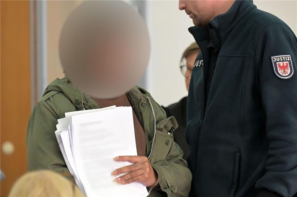 Das Bundesverwaltungsgericht hat die Revision gegen eine angeklagte Frau wegen des tödlichen Angriffs auf einen Wachmann verworfen (Archivbild).Michael Bahlo/dpa