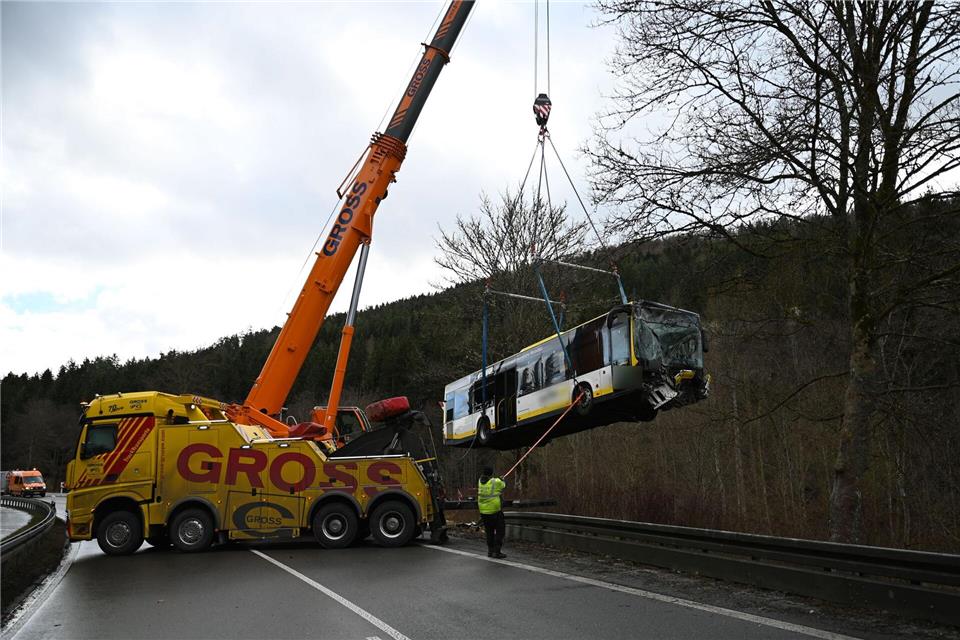 Das Buswrack wurde abgeschleppt.Katharina Kausche/dpa
