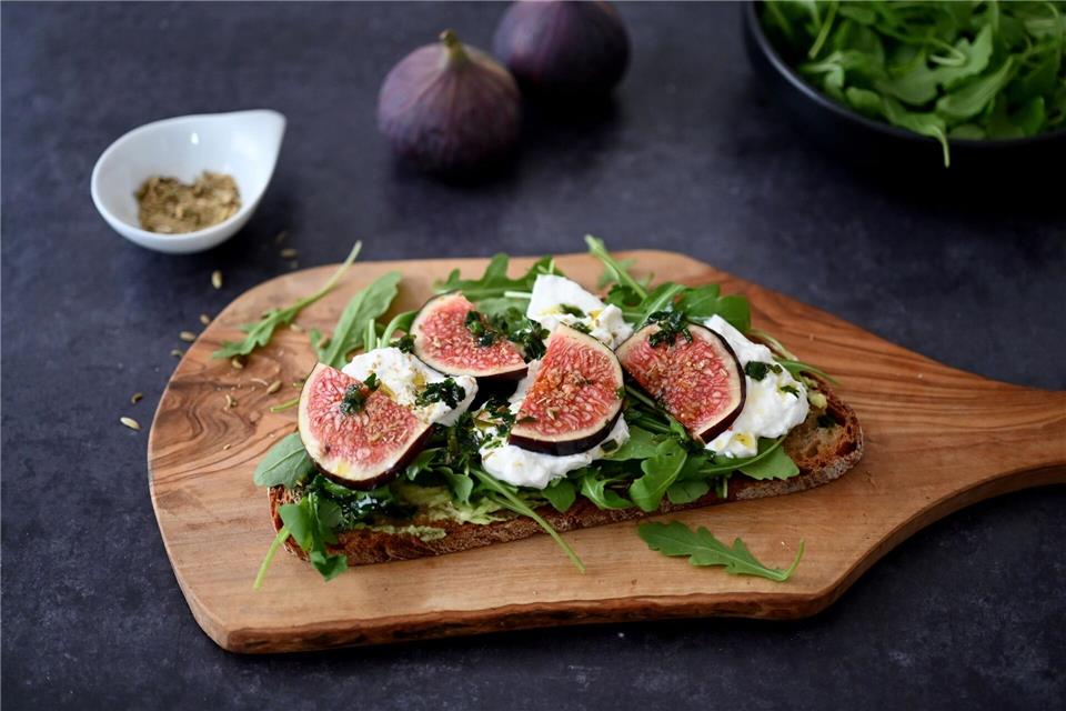 Das Butterbrot wird zunächst in der Pfanne knusprig angebraten. Belegt mit Rucola, Burrata und Feigen wird es zum Bauernbrot. Julia Uehren/loeffelgenuss.de/dpa-tmn