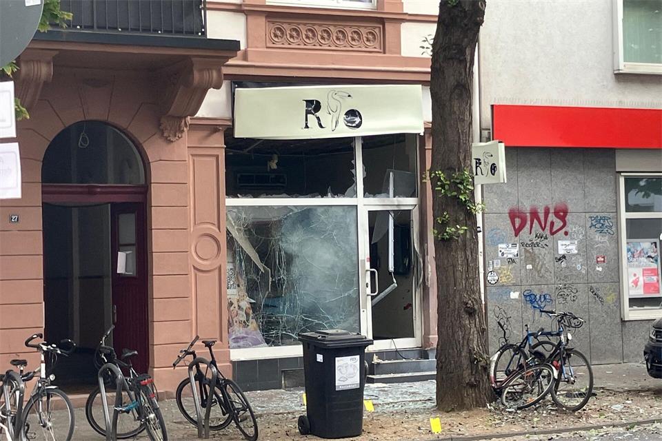 Das Café an der Berger Straße in Frankfurt wurde stark beschädigt - ebenso wie eine gegenüberliegende Suppenbar. Sandra Trauner/dpa