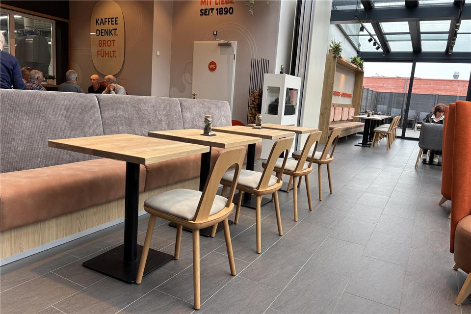 Bäckerei Jägers eröffnet nach Umbau wieder Das Café ist hell und modern eingerichtet.