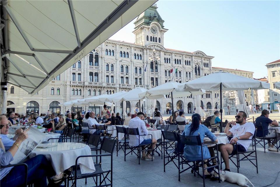 Das „Caffè Degli Specchi“ - im Volksmund auch das „Wohnzimmer von Triest“ genannt.Alexandra Stahl/dpa-tmn