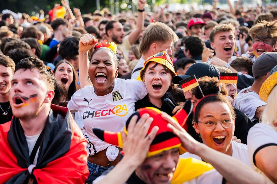 Das Check24-Shirt war 2024 auf vielen Fanmeilen zu sehen - wie hier in Berlin. (Archivbild)Christoph Soeder/dpa