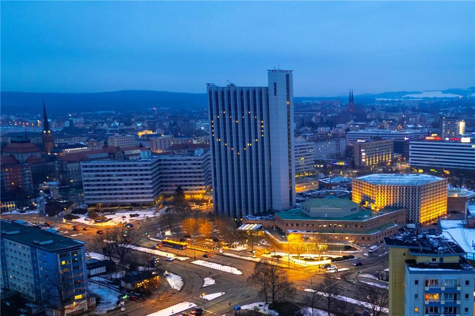 Das Chemnitzer Congress Hotel prägt seit den 1970er Jahren das Stadtbild. Doch hat das rund 100 Meter hohe Gebäude eine Zukunft als Hotel? (Archivbild)Hendrik Schmidt/dpa