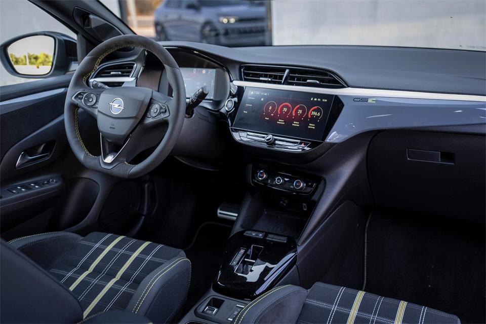Das Cockpit des Corsa GSE ist nüchtern futuristisch gestaltet.Dani Heyne/Opel Automobile GmbH/dpa-tmn