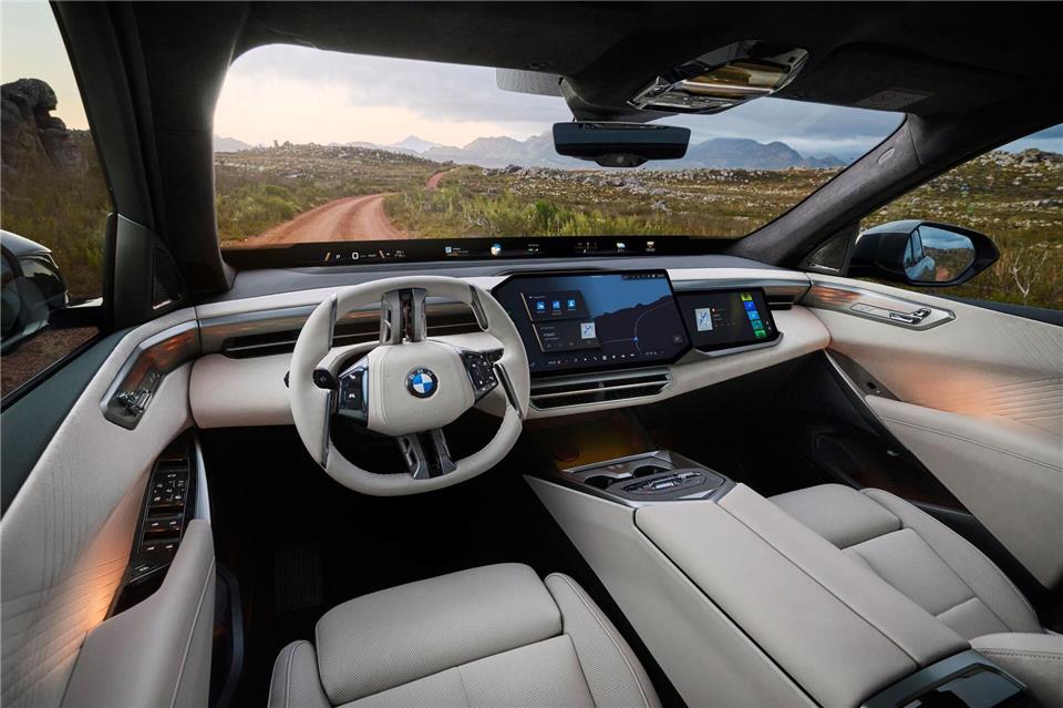 Das Cockpit des X5: Hinter dem Lenkrad ist kein Display, dafür in der Mitte und am unteren Rand der Frontscheibe.Uwe Fischer/BMW AG/dpa-tmn