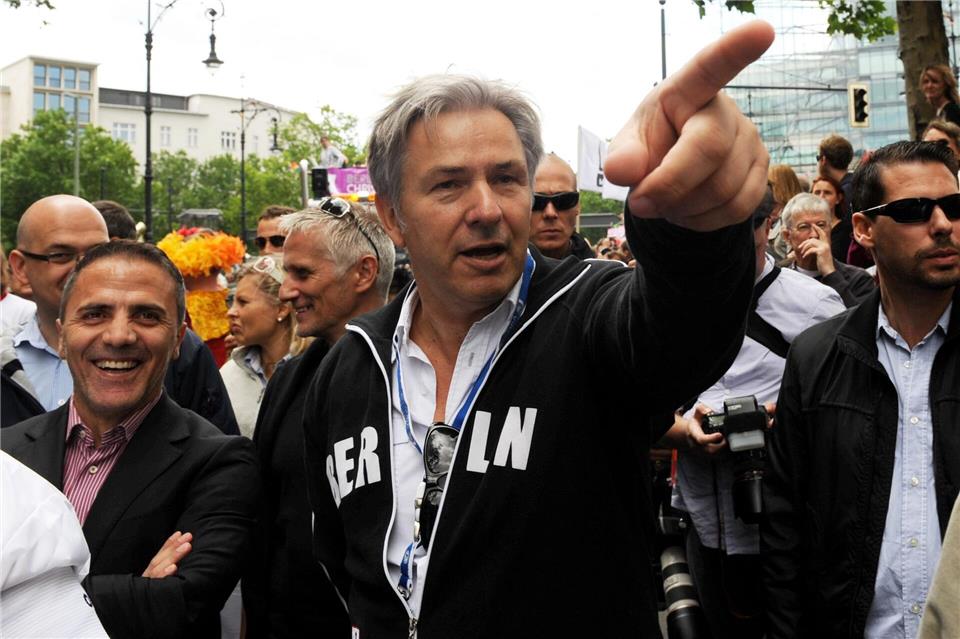 Das Coming-out von Klaus Wowereit auf großer Bühne vor 25 Jahren änderte viel in der Wahrnehmung von Homosexuellen. Anfeindungen und Übergriffe gibt es aber weiterhin. (Archivbild)picture alliance / dpa