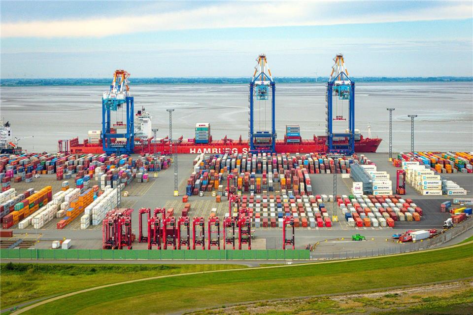 Das Container-Terminal soll für eine Milliarde Euro modernisiert werden. (Archivfoto)Sina Schuldt/dpa