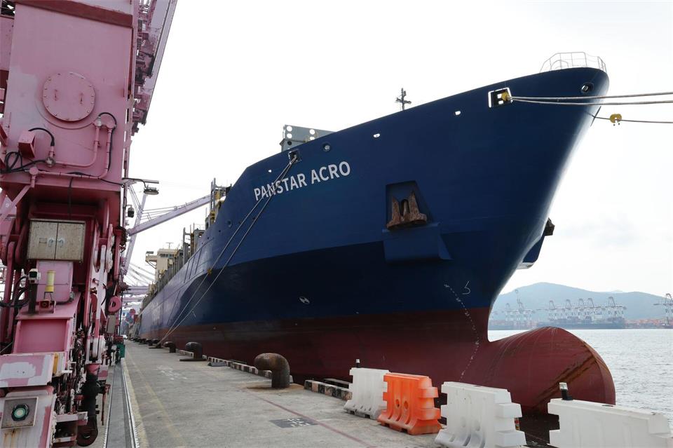 Das Containerschiff PanStar Acro befindet sich derzeit auf der Arktis-Route nach Europa.-/YNA/dpa